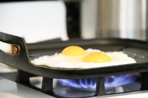 2 sunny side up eggs cooking