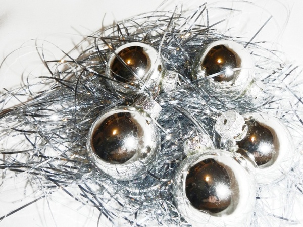 5 christmas baubles
