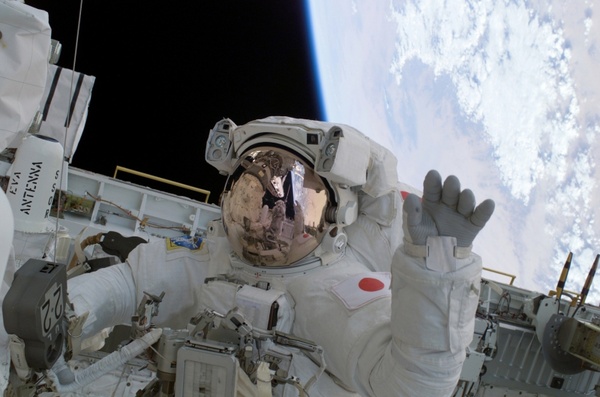 astronaut wave soichi noguchi