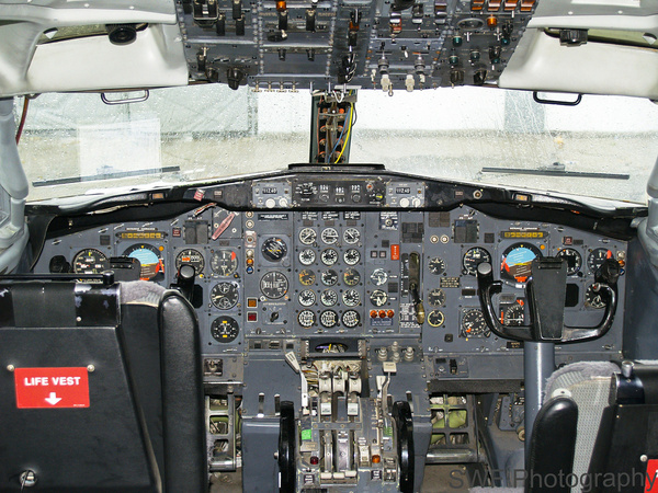 b727 cockpit 