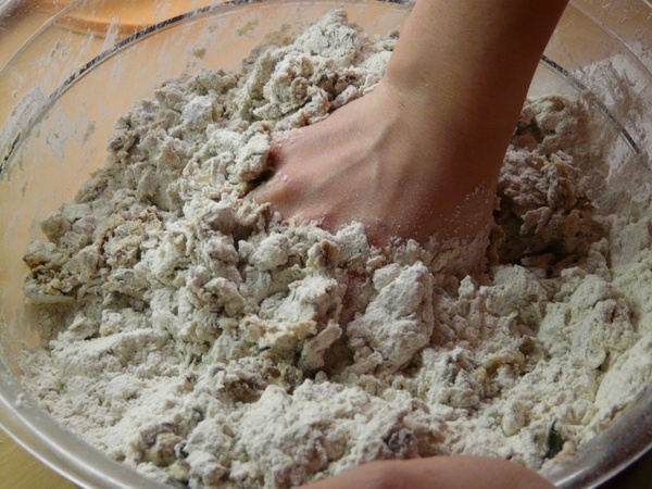 bake dough knead 
