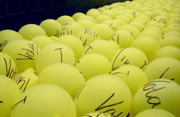 balloons yellow group