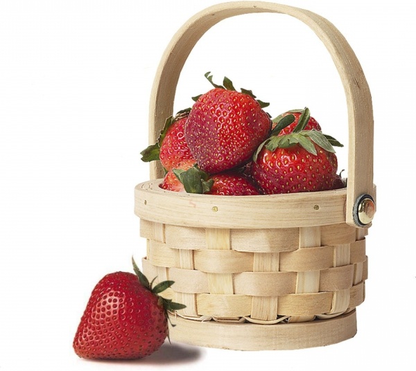 basket strawberries straw