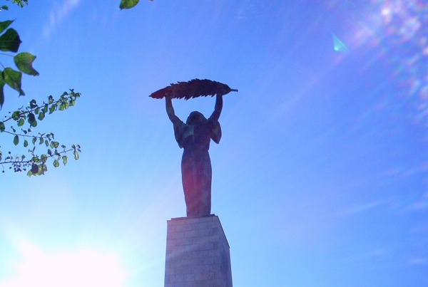 budapest statue of liberty gellã©rt hill