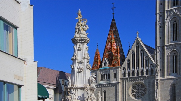 budapest statue of the holy trinity church