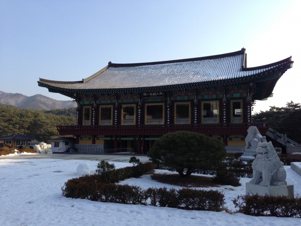 buddist temple korea snow