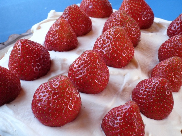 cake strawberries cream