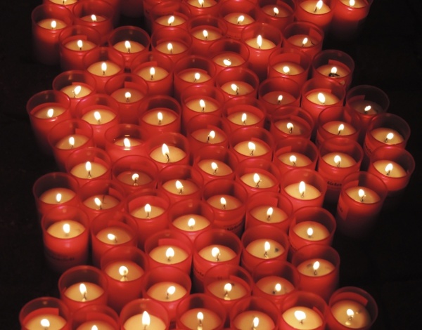 candles pray red