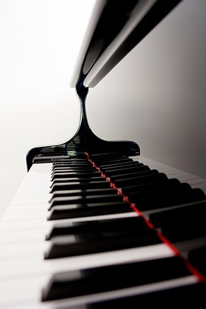 clean piano keyboard picture 