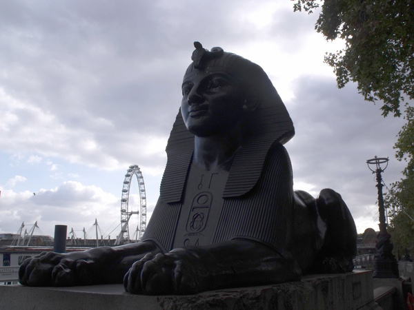 cleopatras needle on embankment london