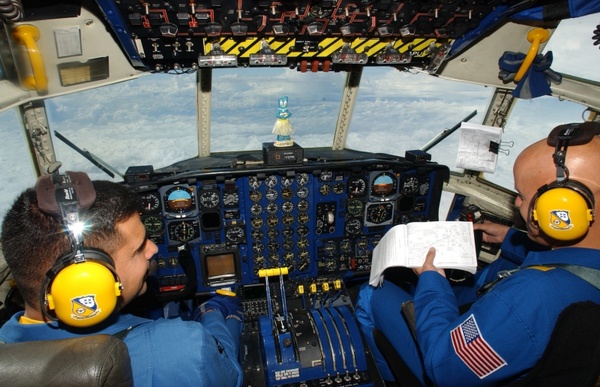 cockpit aircraft c130