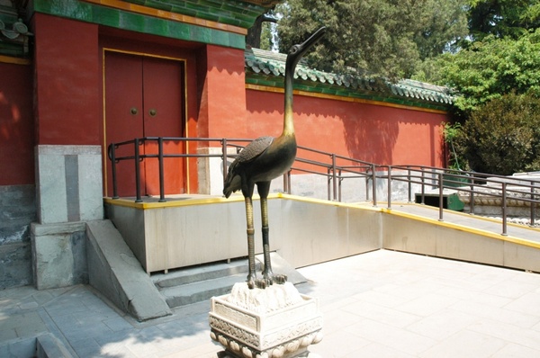 crane statue