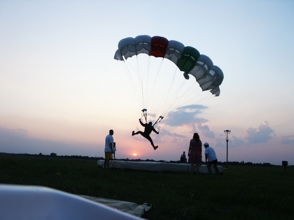 day (s) parachute setting sun na