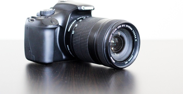 dlsr camera with zoom lens