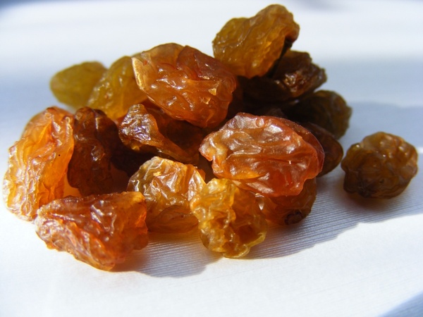 dried golden grapes