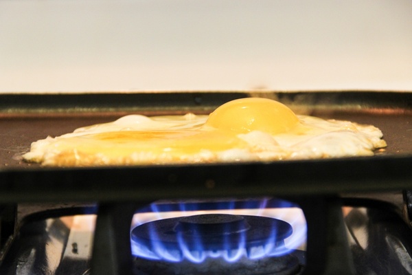 Eggs cooking on frying pan over stove Photos in .jpg format free and ...