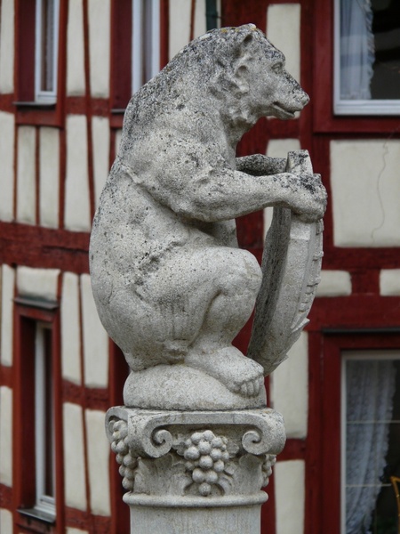 fig statue bear