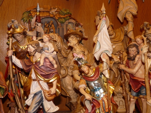 figures carving wooden figures