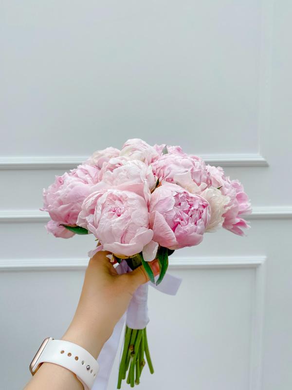 floral gift picture hand holding peony bouquet scene 