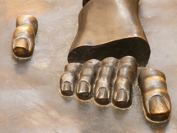 foot sculpture figueres