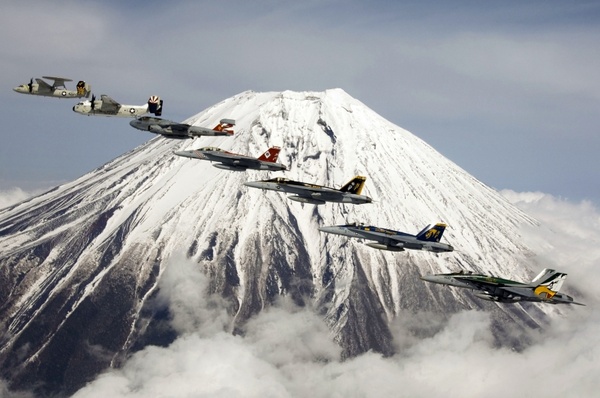 formation flight fujiyama mount fuji