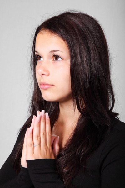 girl praying hands