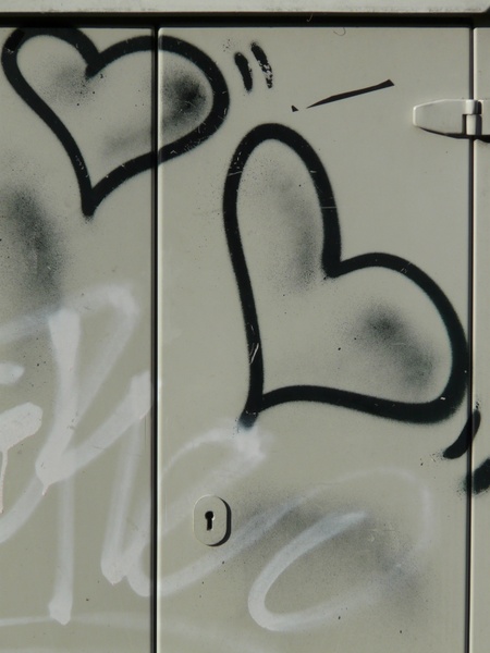graffiti heart spray 