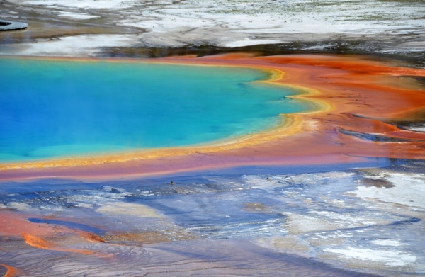 grand prismatic spring yellowstone thermal feature