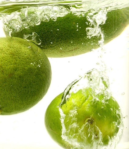 green lemon picture fall in the water