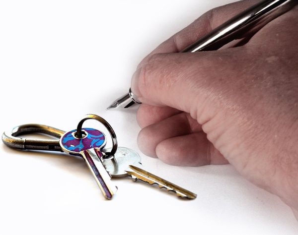 hand key house keys