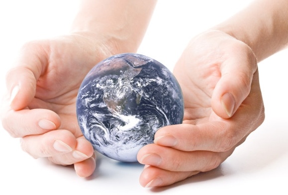 hands holding the earth