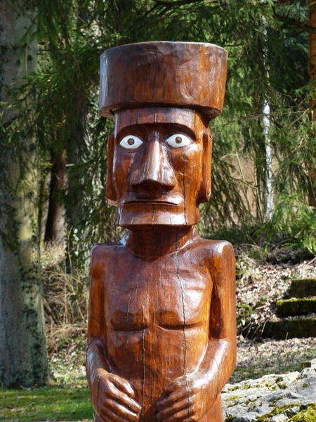 holzfigur carving view 