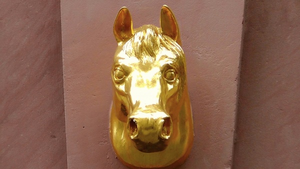 horse head horse sculpture