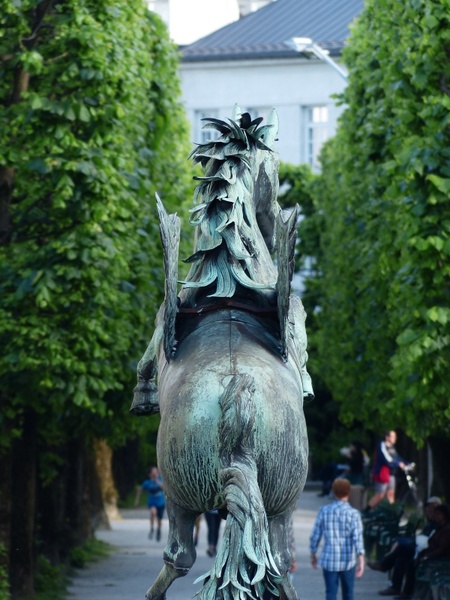 horse statue monument
