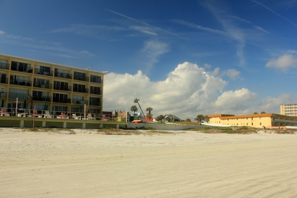 hotel by the beach at daytona beach florida