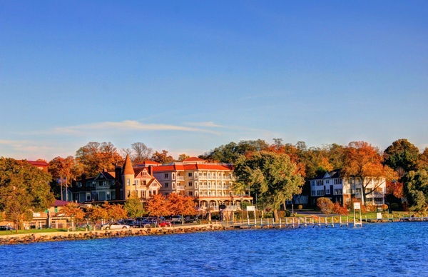 hotel on the lake at lake geneva wisconsin 