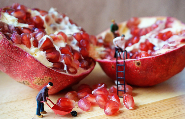 how to seed a pomegranate