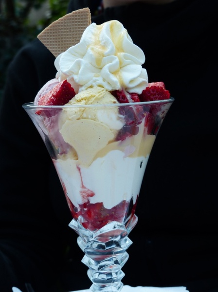 ice cream sundae strawberry cup strawberries