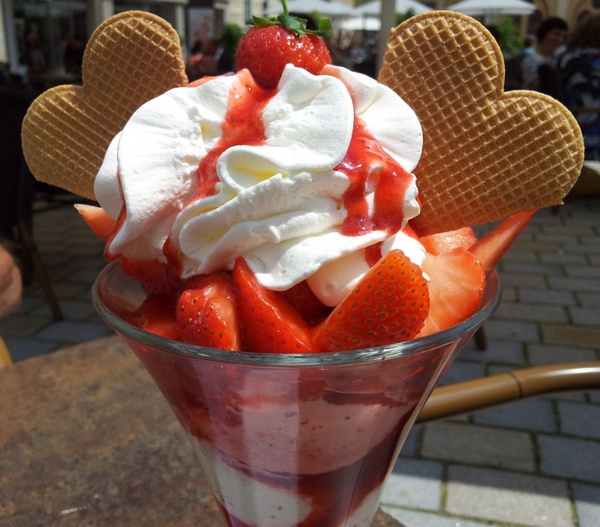 ice ice cream sundae strawberries