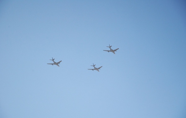 jets flying in formation