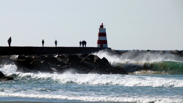 lighthouse wave coast