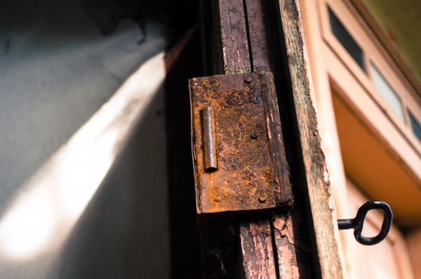lock rust cellar door