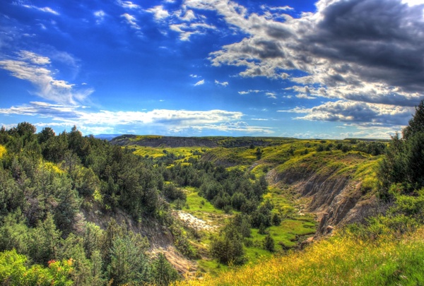 looking at the valley below at theodore roosevelt national park north dakota