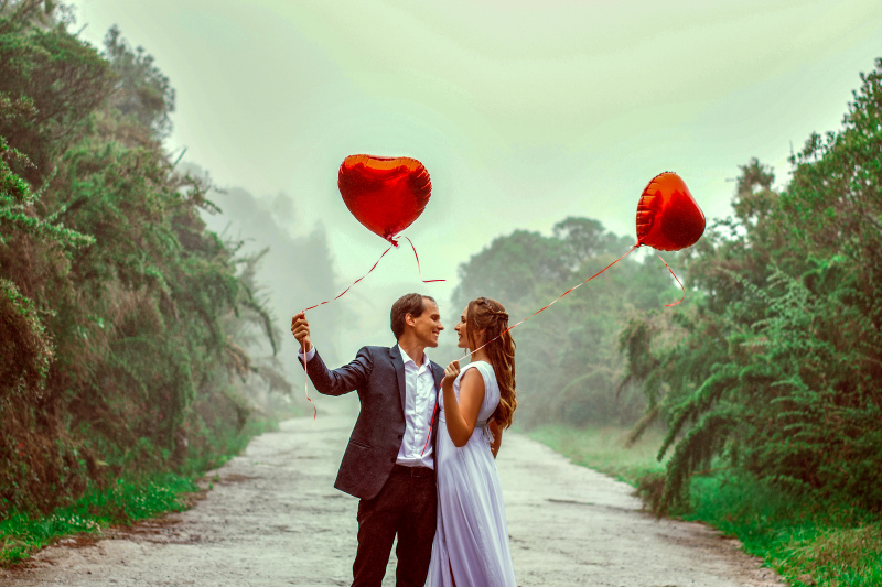 love picture romantic couple heart balloons