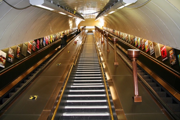 metro london escalator