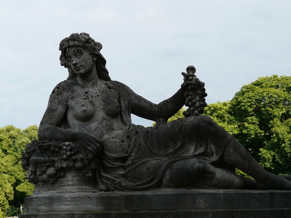 monument stone woman