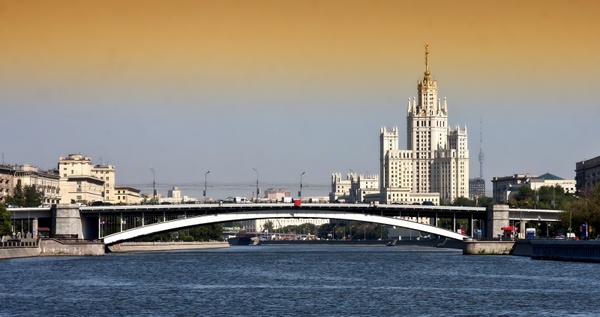 moscow bridge buildings