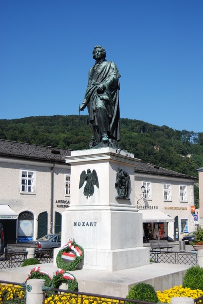 mozart statue in salzburg