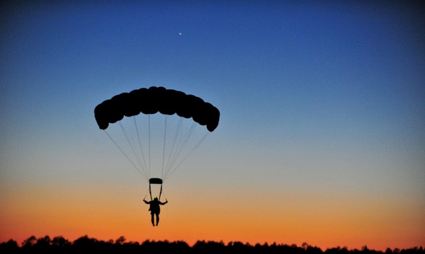 parachuting landing parachutist 