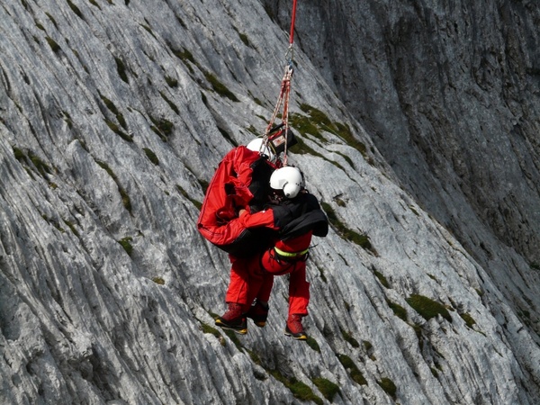 rescue helpers mountain rescue emergency